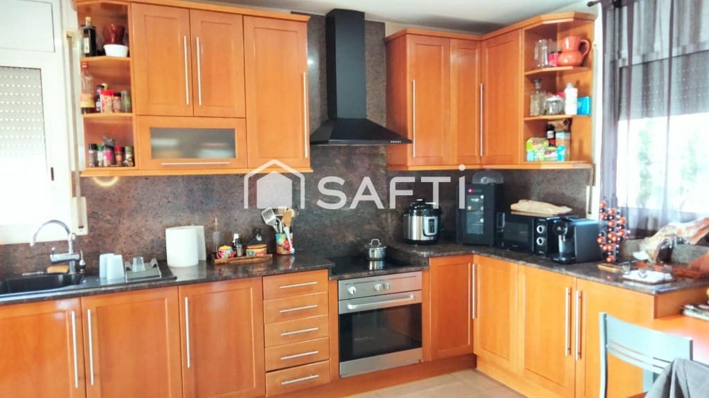 4 soverom Villa til salgs i Piera med svømmebasseng garasje - € 370 000 (Ref: 9555550)