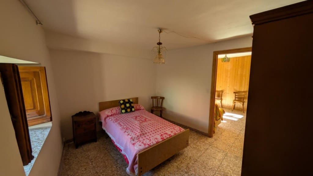 4 bedroom Villa for sale in Condemios de Arriba - € 60,000 (Ref: 9555557)