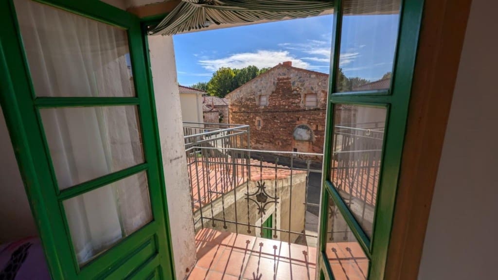 4 bedroom Villa for sale in Condemios de Arriba - € 60,000 (Ref: 9555557)