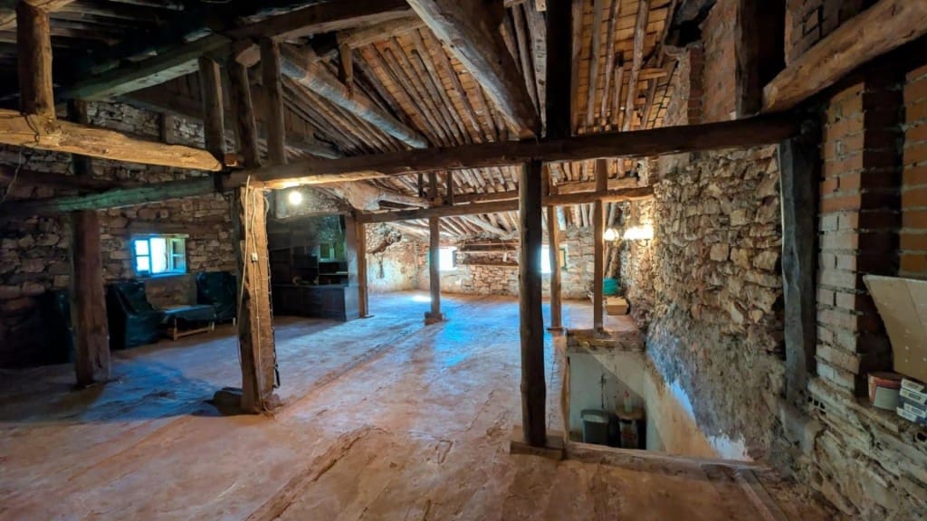 4 bedroom Villa for sale in Condemios de Arriba - € 60,000 (Ref: 9555557)