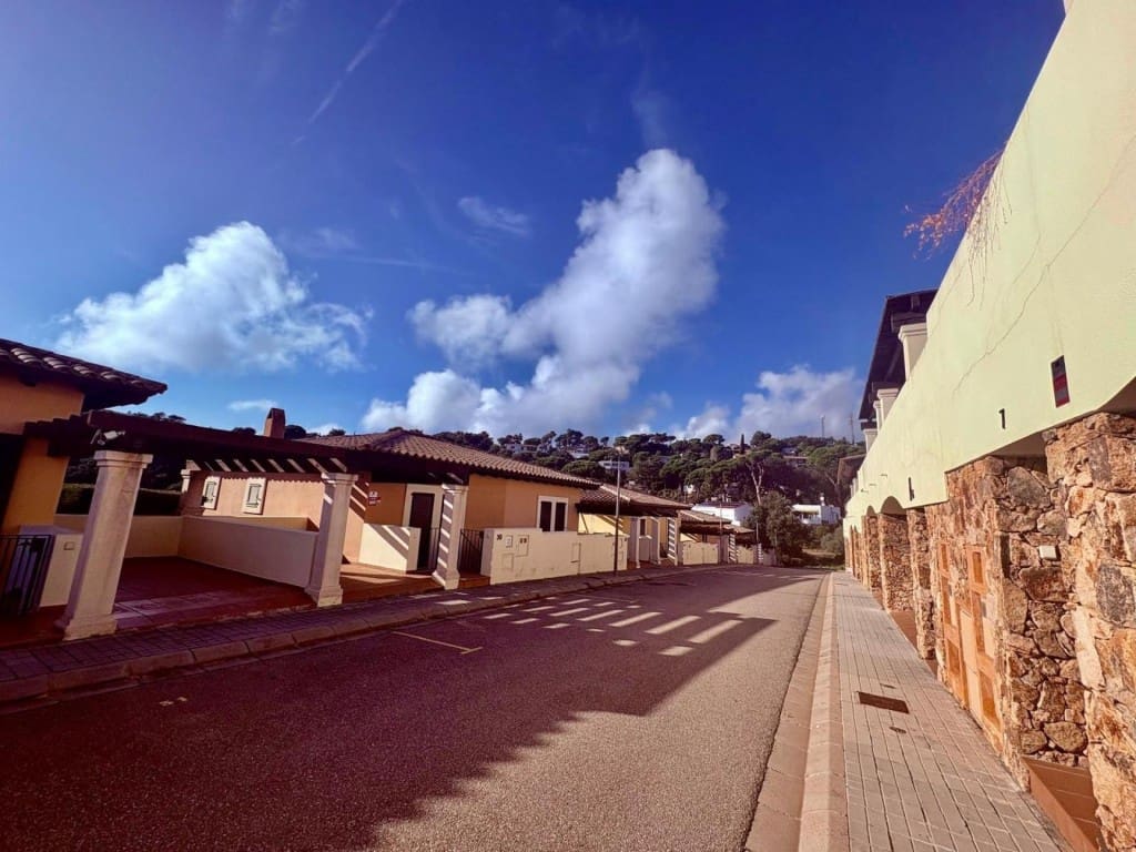 3 chambre Villa/Maison Mitoyenne à vendre à Tossa de Mar avec piscine - 950 000 € (Ref: 9561619)