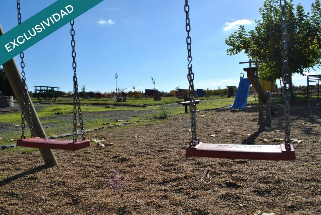 Commercial for sale in Valdevimbre - € 400,000 (Ref: 9561624)