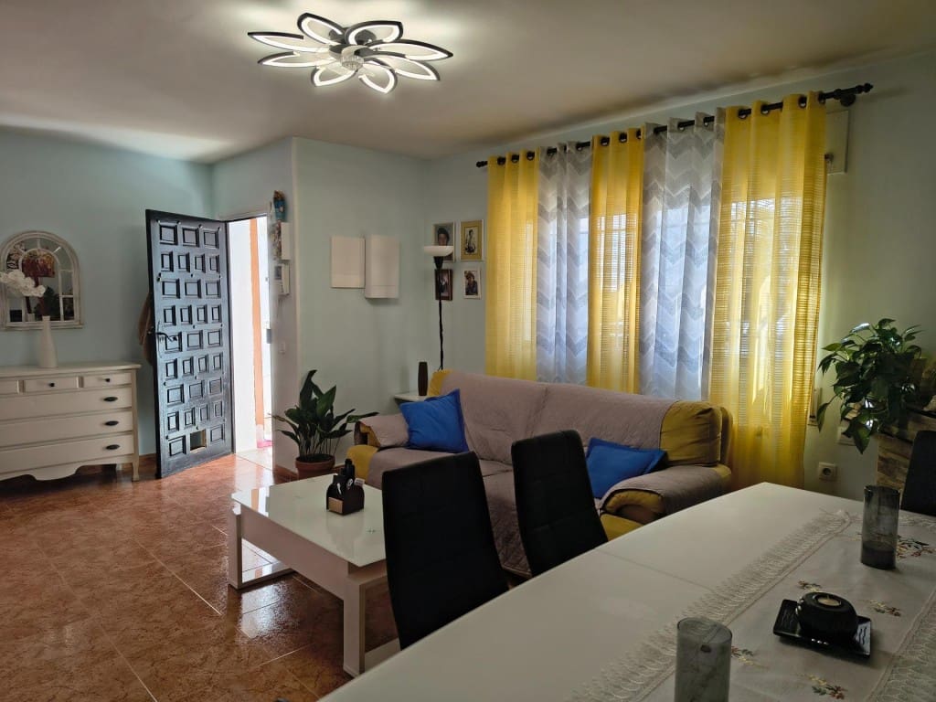 3 bedroom Villa for sale in Torrejon del Rey with pool garage - € 259,000 (Ref: 9561625)