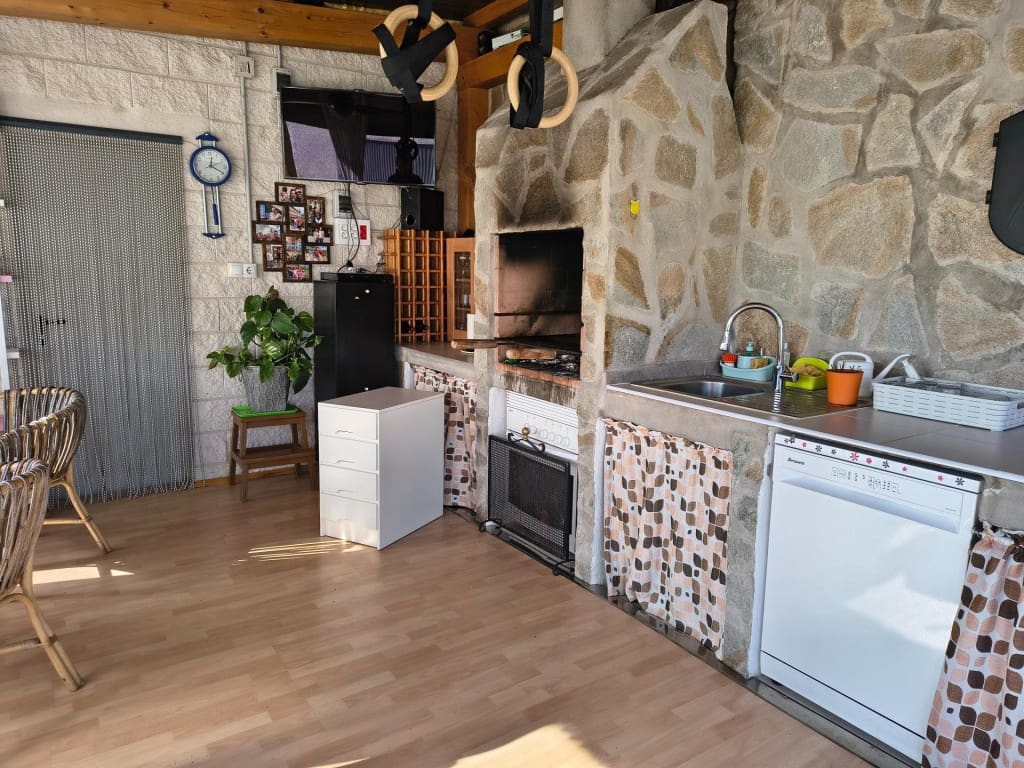 3 bedroom Villa for sale in Torrejon del Rey with pool garage - € 259,000 (Ref: 9561625)