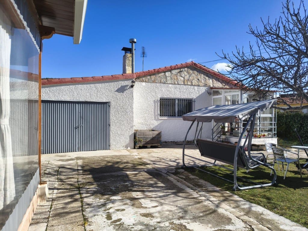 3 bedroom Villa for sale in Torrejon del Rey with pool garage - € 259,000 (Ref: 9561625)