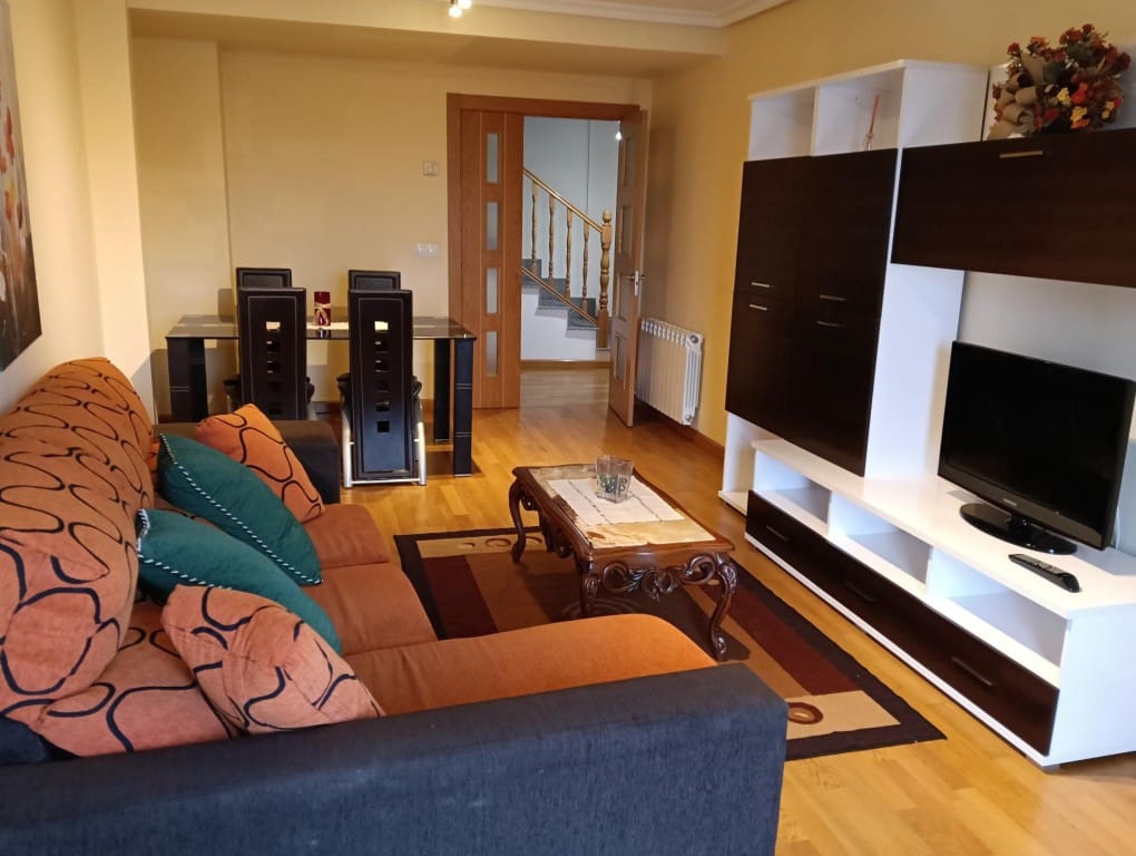 2 bedroom Flat for rent in Valencia de Don Juan with garage - € 400 (Ref: 9570971)