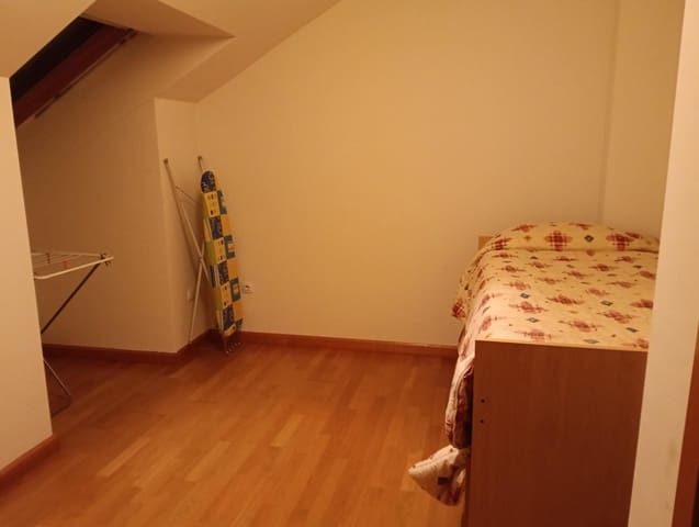 2 bedroom Flat for rent in Valencia de Don Juan with garage - € 400 (Ref: 9570971)