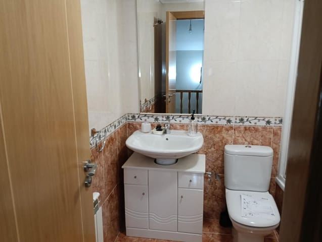 2 bedroom Flat for rent in Valencia de Don Juan with garage - € 400 (Ref: 9570971)