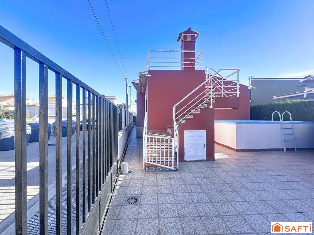 5 bedroom Villa for sale in Oliva with pool - € 325,000 (Ref: 9574464)