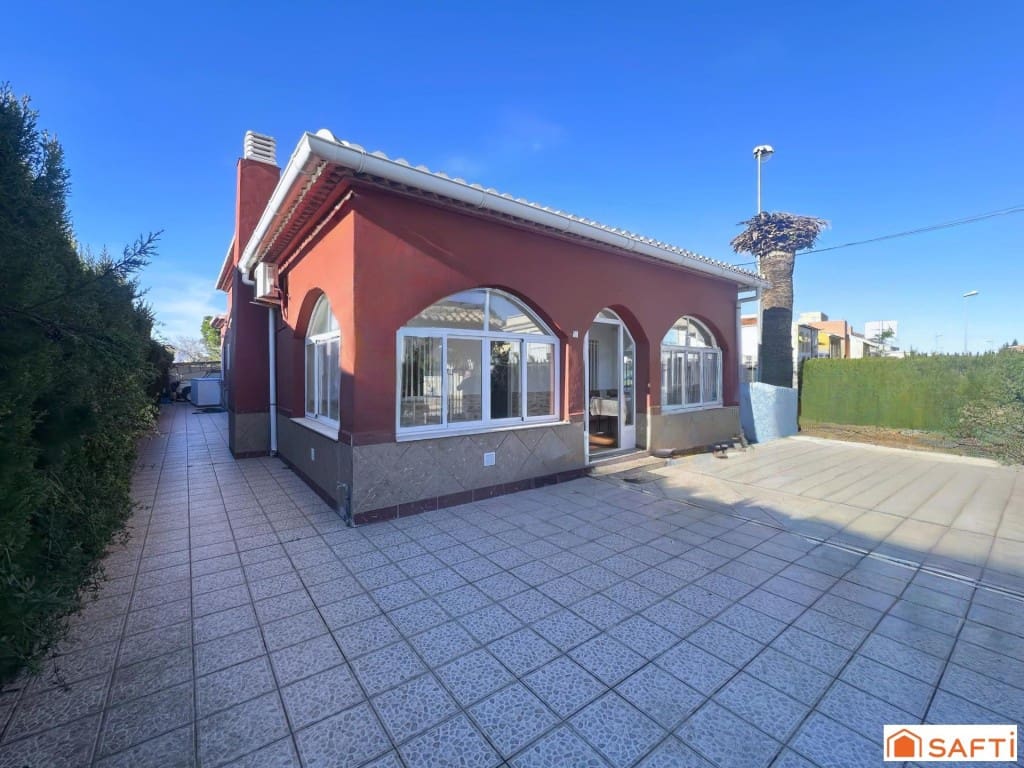 5 bedroom Villa for sale in Oliva with pool - € 325,000 (Ref: 9574464)