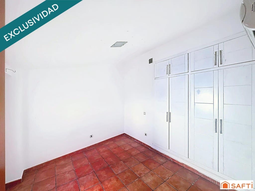 4 soverom Villa til salgs i Oliva med garasje - € 249 000 (Ref: 9574465)