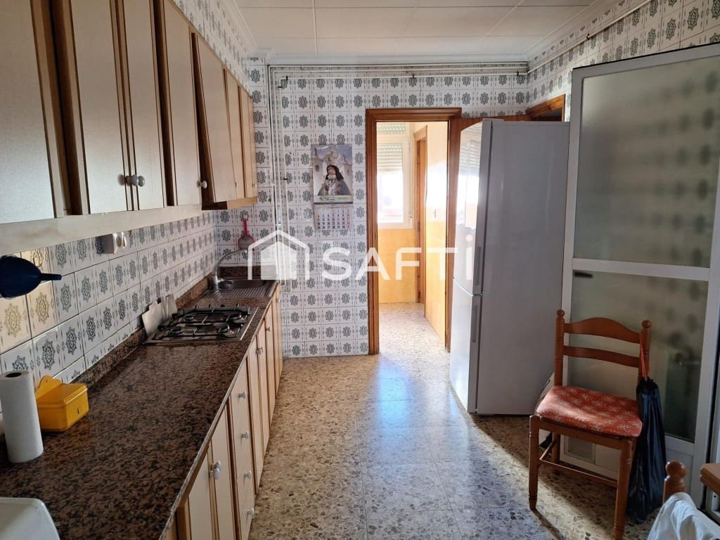 4 bedroom Apartment for sale in Yecla with garage - € 105,000 (Ref: 9594931)