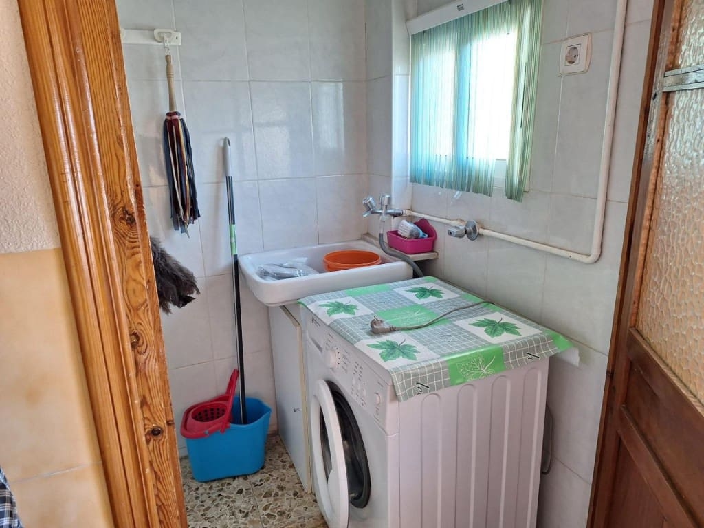 4 bedroom Apartment for sale in Yecla with garage - € 105,000 (Ref: 9594931)