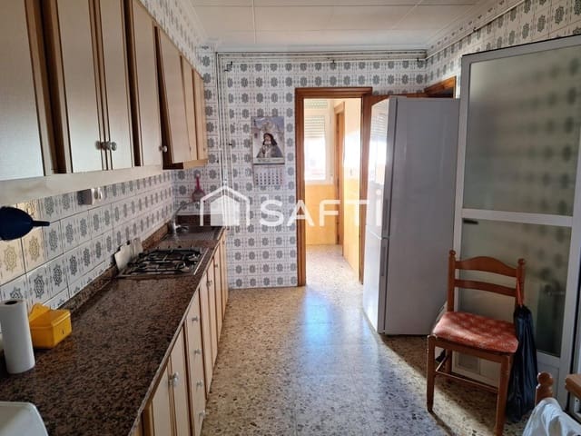 4 bedroom Apartment for sale in Yecla with garage - € 105,000 (Ref: 9594931)