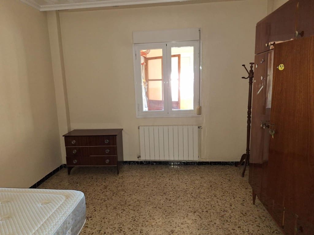 4 bedroom Apartment for sale in Yecla with garage - € 105,000 (Ref: 9594931)