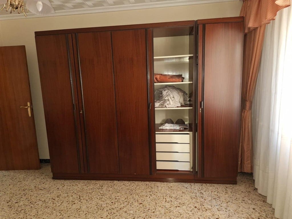 4 bedroom Apartment for sale in Yecla with garage - € 105,000 (Ref: 9594931)