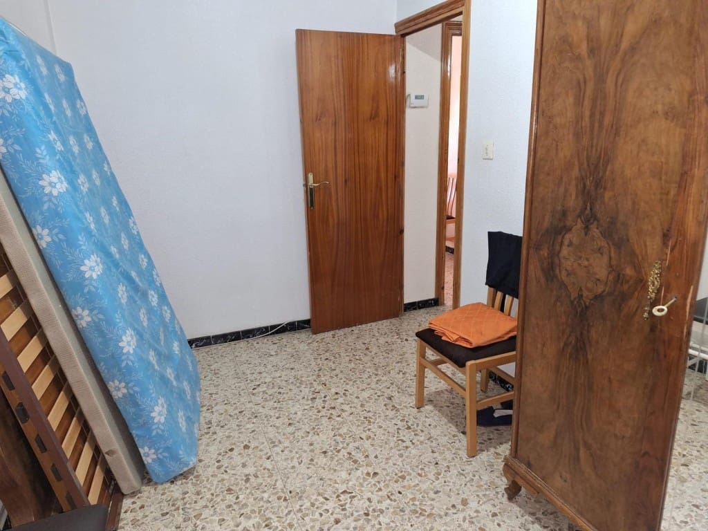 4 bedroom Apartment for sale in Yecla with garage - € 105,000 (Ref: 9594931)