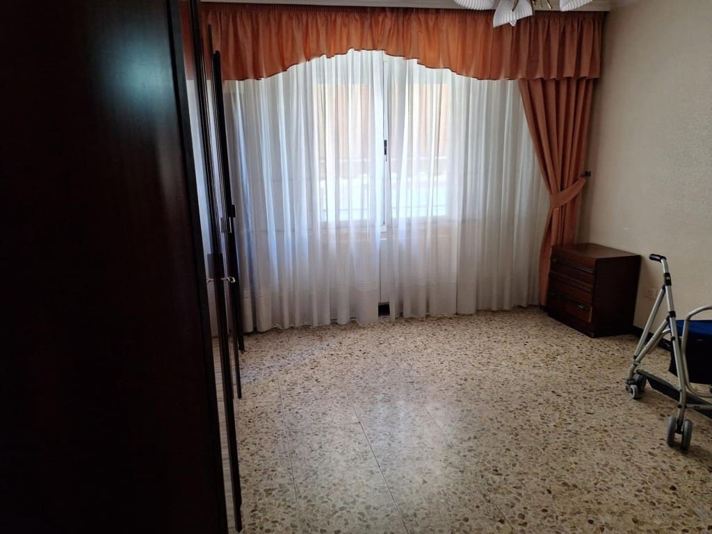 4 bedroom Apartment for sale in Yecla with garage - € 105,000 (Ref: 9594931)