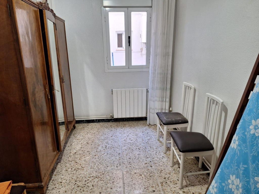 4 bedroom Apartment for sale in Yecla with garage - € 105,000 (Ref: 9594931)