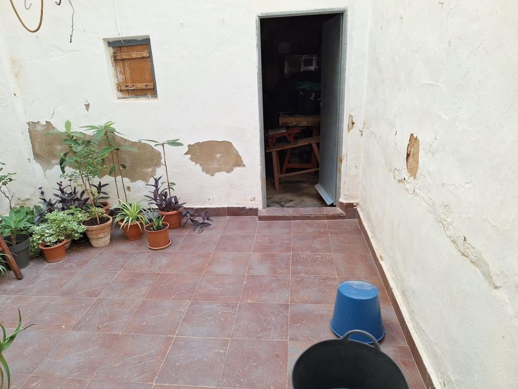 4 bedroom Apartment for sale in Yecla with garage - € 105,000 (Ref: 9594931)