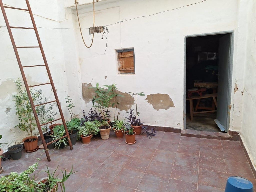 4 bedroom Apartment for sale in Yecla with garage - € 105,000 (Ref: 9594931)