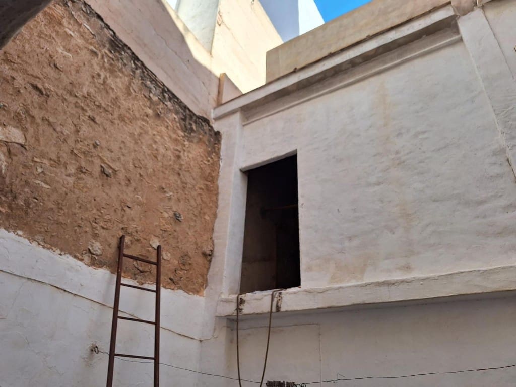 4 bedroom Apartment for sale in Yecla with garage - € 105,000 (Ref: 9594931)