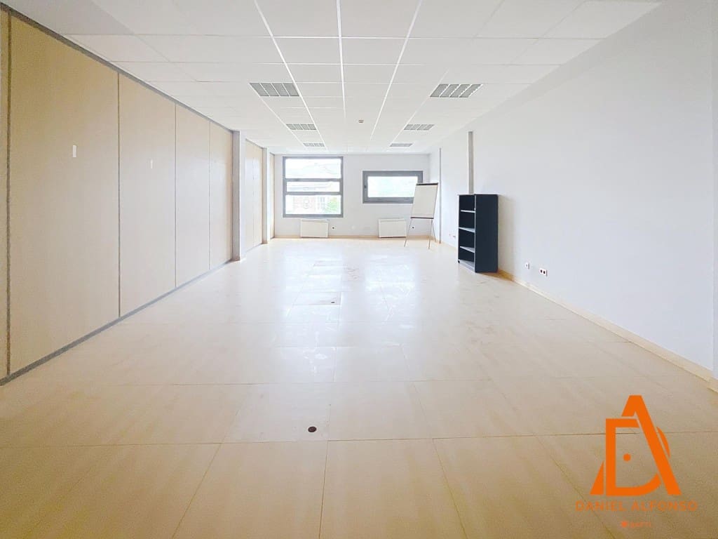 Toimisto myytävänä paikassa Llanera mukana 
autotalli - 170 000 € (Ref: 9595013)