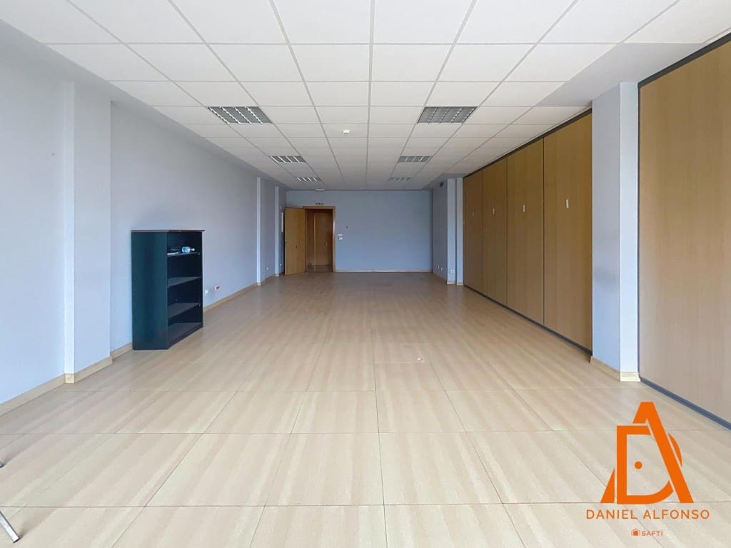 Toimisto myytävänä paikassa Llanera mukana 
autotalli - 170 000 € (Ref: 9595013)