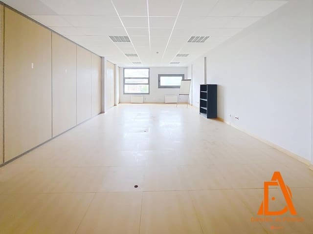 Kantoor te koop in Llanera met garage - € 170.000 (Ref: 9595013)