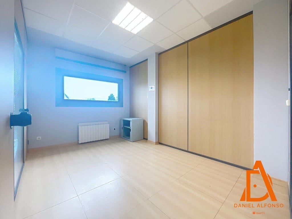 Toimisto myytävänä paikassa Llanera mukana 
autotalli - 170 000 € (Ref: 9595013)