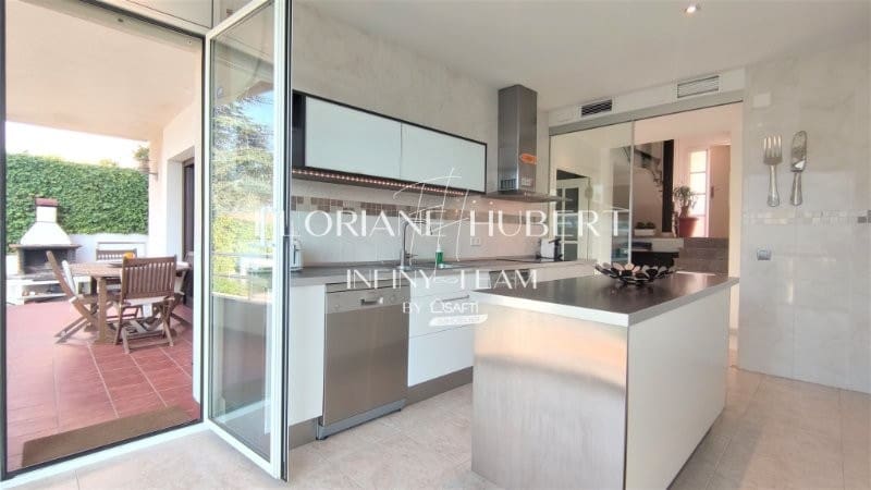 5 bedroom Villa for sale in Collbato with pool garage - € 650,000 (Ref: 9595093)