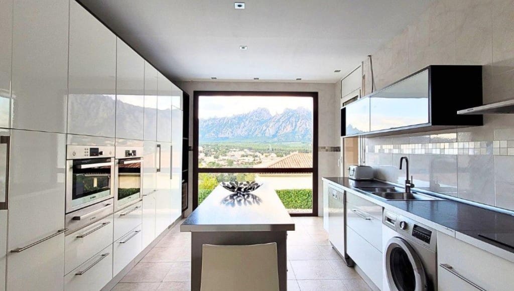 5 bedroom Villa for sale in Collbato with pool garage - € 650,000 (Ref: 9595093)