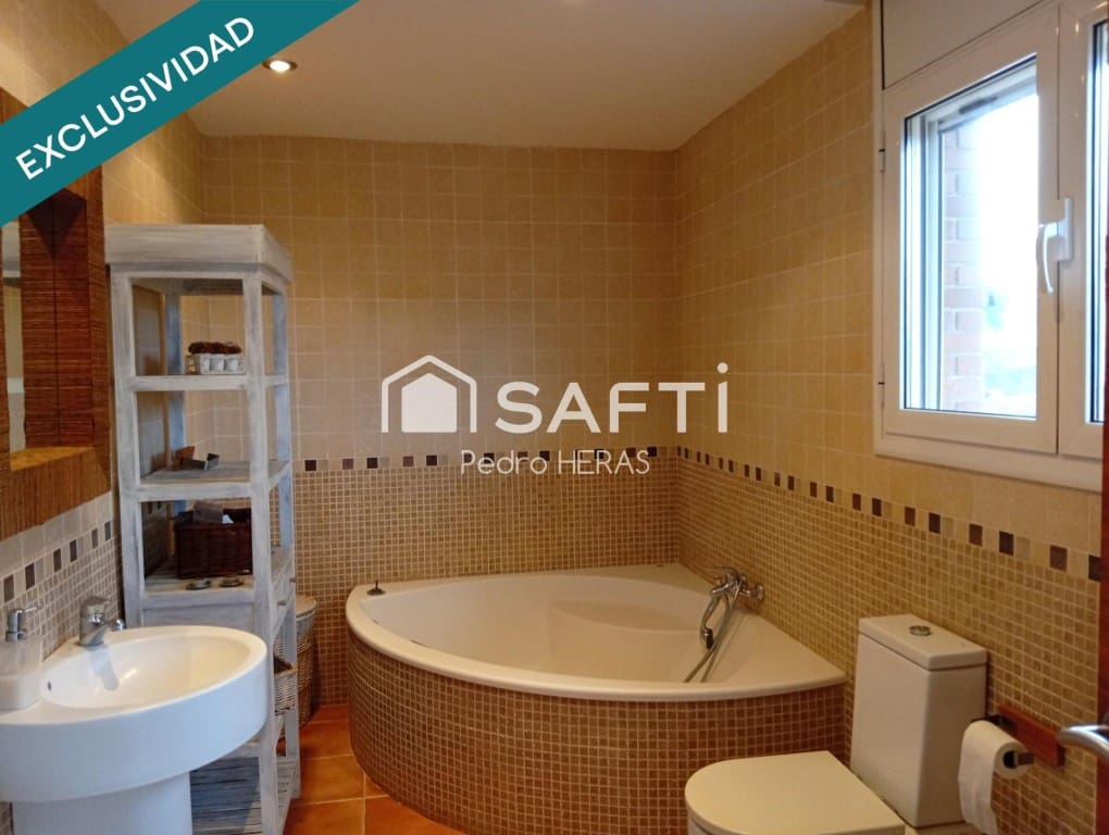 4 bedroom Villa for sale in Sils with pool garage - € 468,500 (Ref: 9595115)