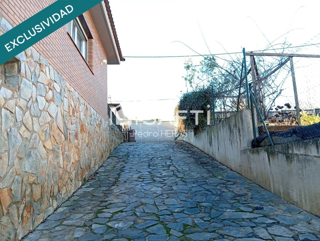 4 bedroom Villa for sale in Sils with pool garage - € 468,500 (Ref: 9595115)