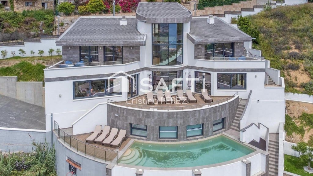 5 bedroom Villa for sale in Lloret de Mar with pool garage - € 1,400,000 (Ref: 9595134)