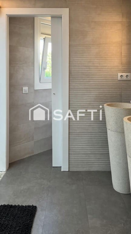 4 makuuhuone Huvila myytävänä paikassa Santa Susanna mukana 
autotalli - 950 000 € (Ref: 9595135)