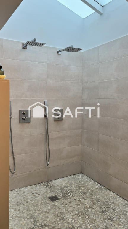 4 makuuhuone Huvila myytävänä paikassa Santa Susanna mukana 
autotalli - 950 000 € (Ref: 9595135)