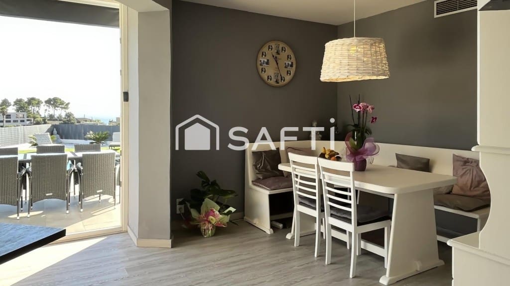 4 makuuhuone Huvila myytävänä paikassa Santa Susanna mukana 
autotalli - 950 000 € (Ref: 9595135)