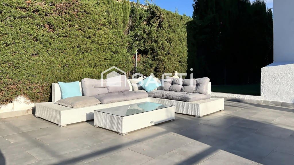 4 makuuhuone Huvila myytävänä paikassa Santa Susanna mukana 
autotalli - 950 000 € (Ref: 9595135)