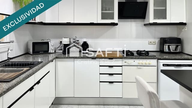 Adosado de 4 habitaciones en Urbanitzacions del Nord, Lloret de Mar en venta con piscina garaje - 397.000 € (Ref: 9595137)