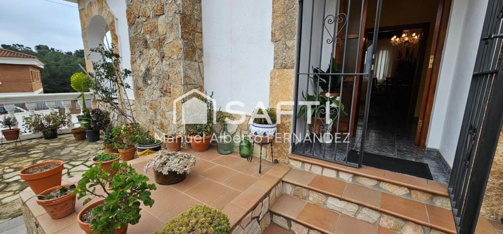 4 bedroom Villa for sale in Lloret de Mar with pool garage - € 499,000 (Ref: 9595152)