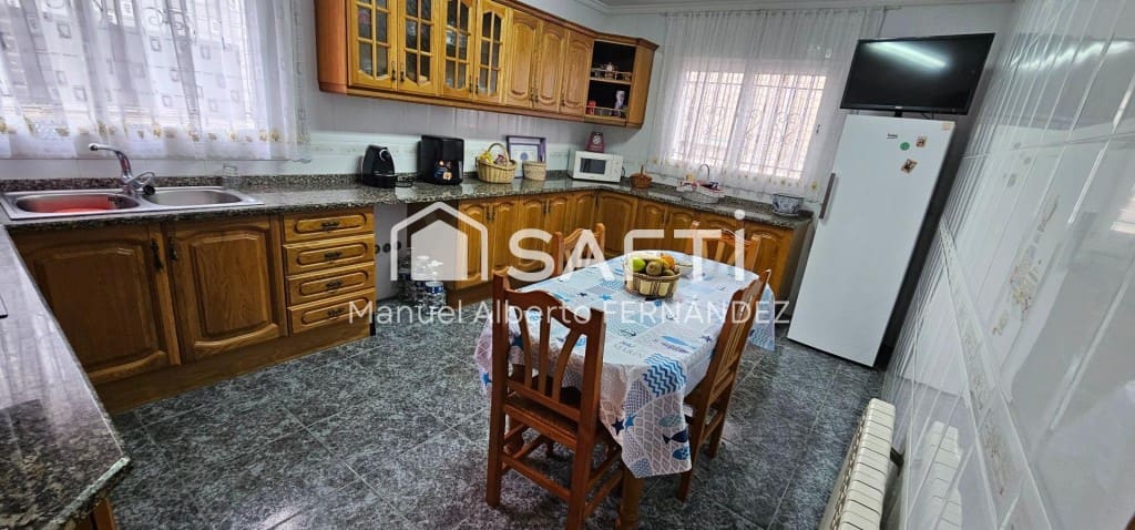 4 bedroom Villa for sale in Lloret de Mar with pool garage - € 499,000 (Ref: 9595152)