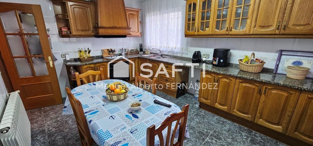 4 bedroom Villa for sale in Lloret de Mar with pool garage - € 499,000 (Ref: 9595152)