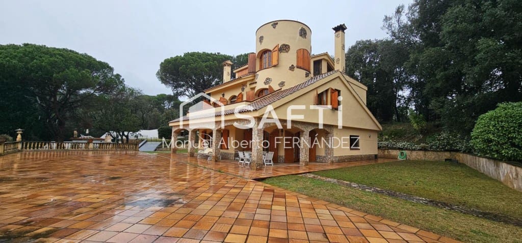 9 soveværelse Finca/Landehus til salg i Sant Feliu de Buixalleu med swimmingpool garage - € 1.250.000 (Ref: 9595159)