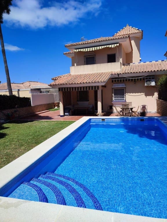 4 chambre Villa/Maison à vendre à Chiclana de la Frontera - 710 000 € (Ref: 9595235)