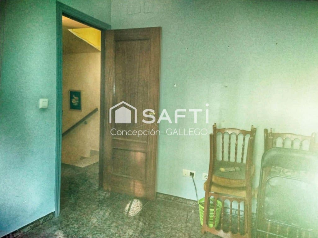 4 bedroom Villa for sale in Alcazar de San Juan - € 115,000 (Ref: 9595275)