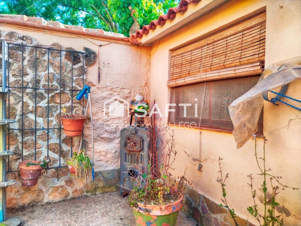 4 bedroom Villa for sale in Alcazar de San Juan - € 115,000 (Ref: 9595275)