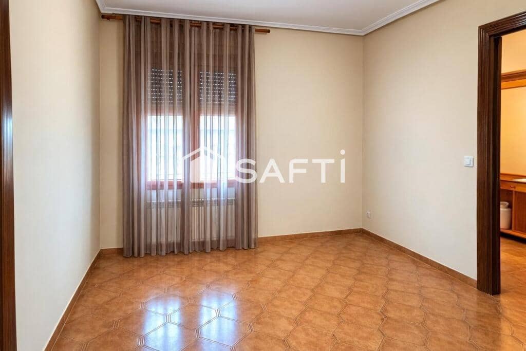 4 soveværelse Villa til salg i Alcazar de San Juan - € 115.000 (Ref: 9595275)