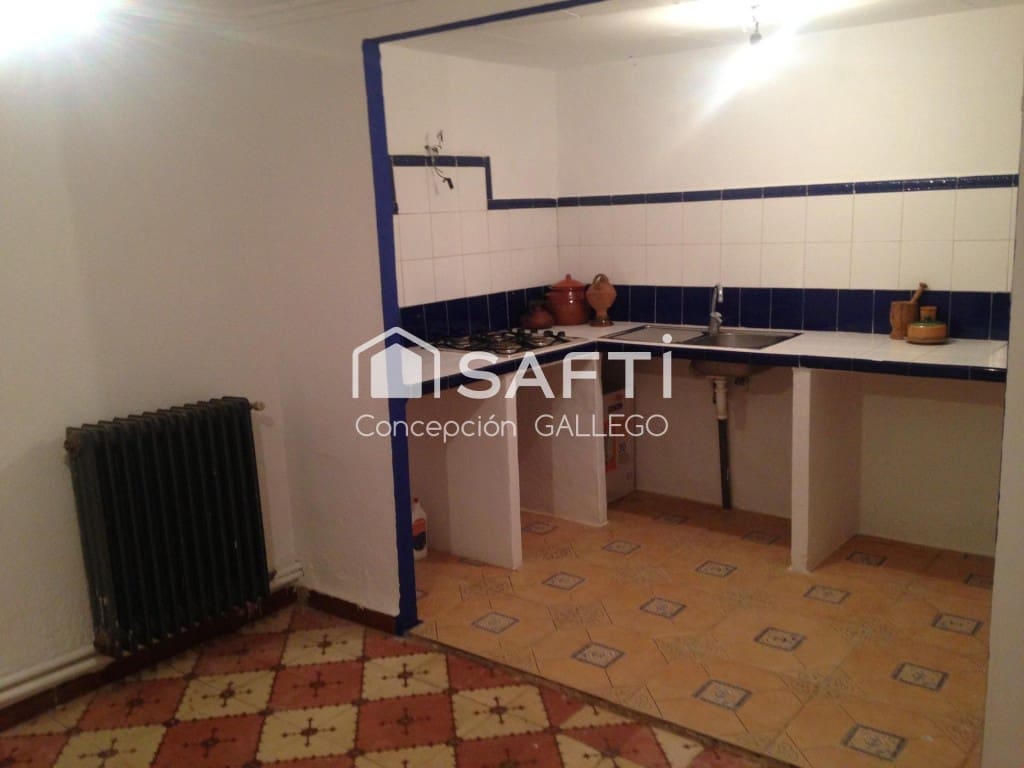 4 bedroom Villa for sale in Alcazar de San Juan with garage - € 115,000 (Ref: 9595283)