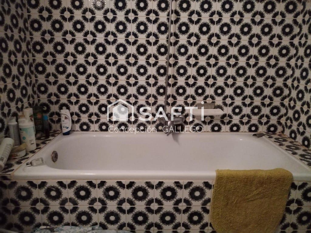 4 bedroom Villa for sale in Alcazar de San Juan with garage - € 115,000 (Ref: 9595283)